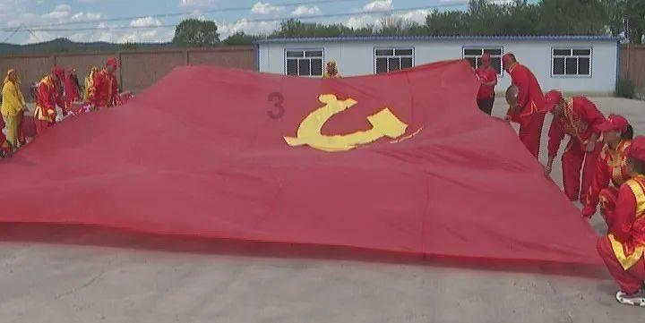 她坐火车去学校用介词怎么写？游戏画面